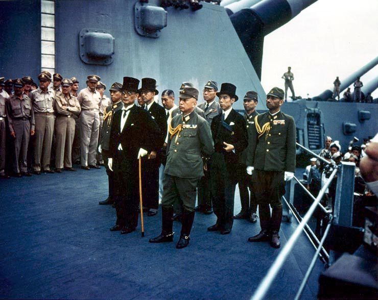降伏文書の調印式が行われるアメリカ戦艦「ミズーリ」艦上に集まった日本代表団